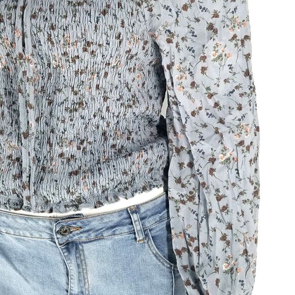 Very Demure, very cutesy Blue Floral Smocked Cropped Blouse - Picture 4 of 5